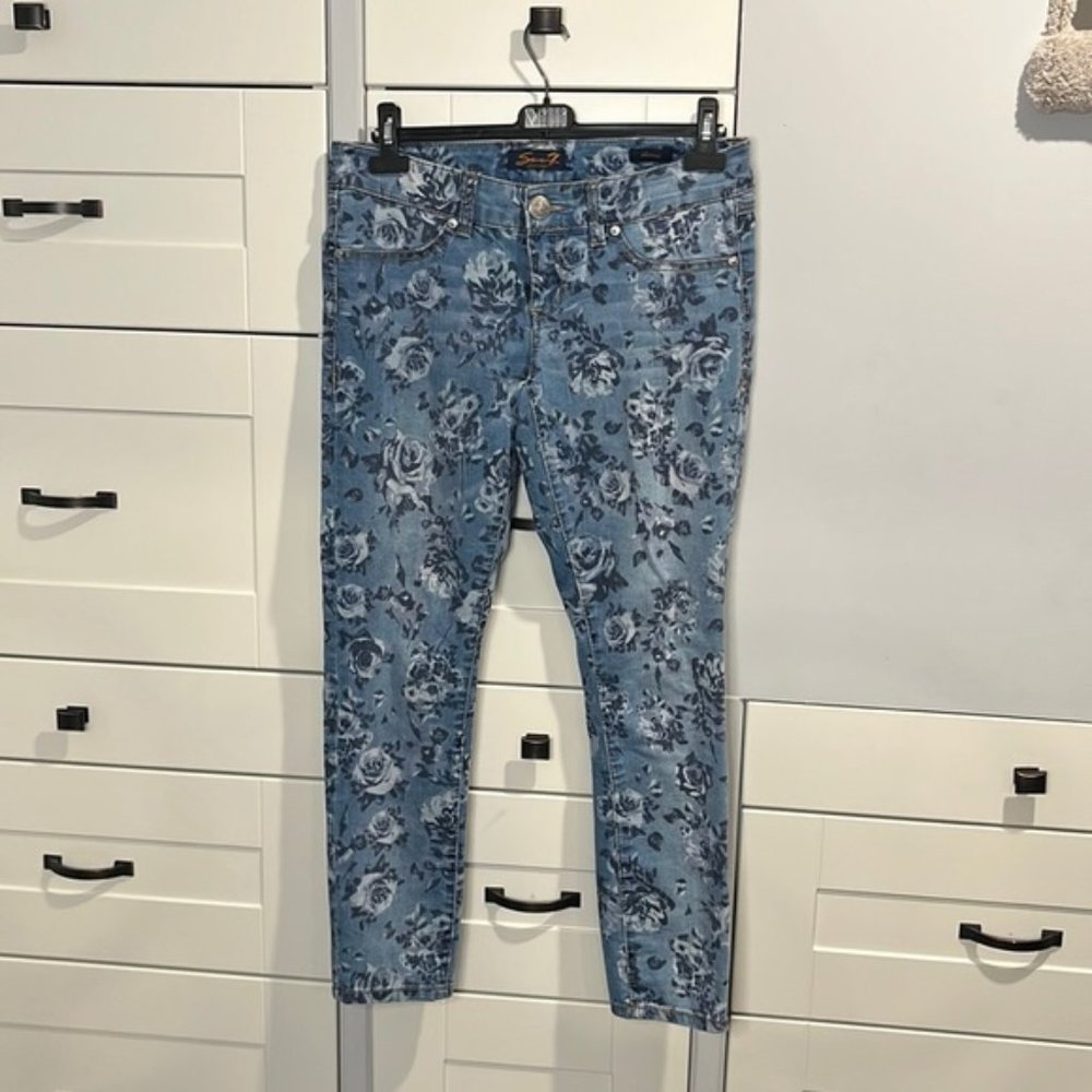 SEVEN jeans light wash, floral patterns, skinny size 8 x 29. Low rise.